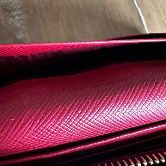 Authentic Prada Portafoglio Pattina
Large Saffiano Leather Wallet Fiery Red - Picture 3 of 16